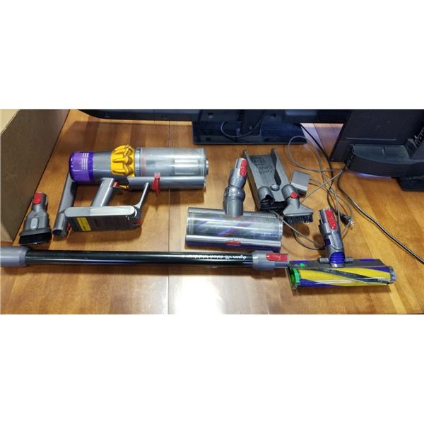 DYSON V15 DETECT TOTAL CLEAN CORDLESS STICK VACUUM - TESTED WORKING, RETAIL $999