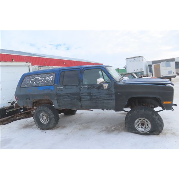 1980s Chev 2500 Suburban Squarebody, 4x4, 350 (5.7L), 6" Lift, As-Is, No TOD, Project or Parts