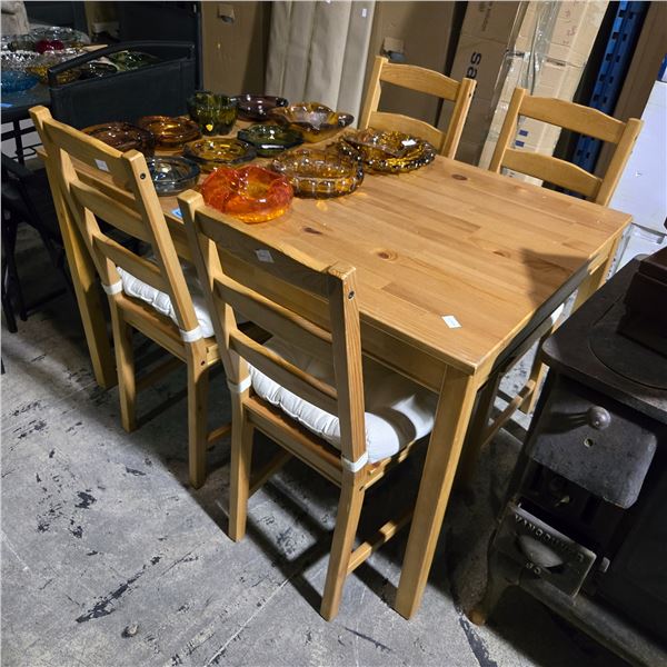 Group of 4 Wooden Chairs w/Table