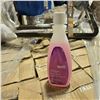Image 1 : Pallet of QUO Strengthening Pink Nail Polish Remover