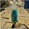 Image 1 : Pallet of QUO Strengthening Blue Nail Polish Remover
