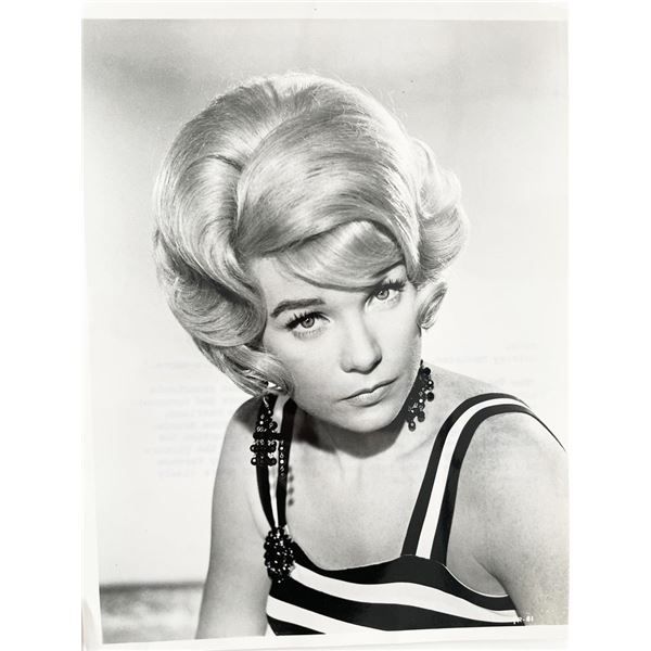 Shirley MacLaine photo