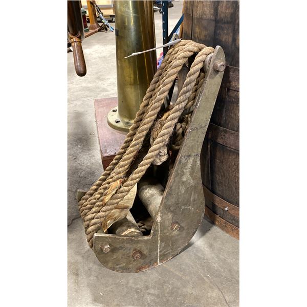 ANTIQUE RIGGING PULLEY