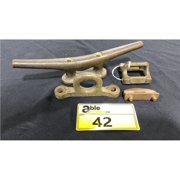 ASSORTED SMALL VINTAGE BOAT CLEATS & HARDWARE