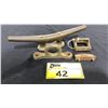Image 1 : ASSORTED SMALL VINTAGE BOAT CLEATS & HARDWARE