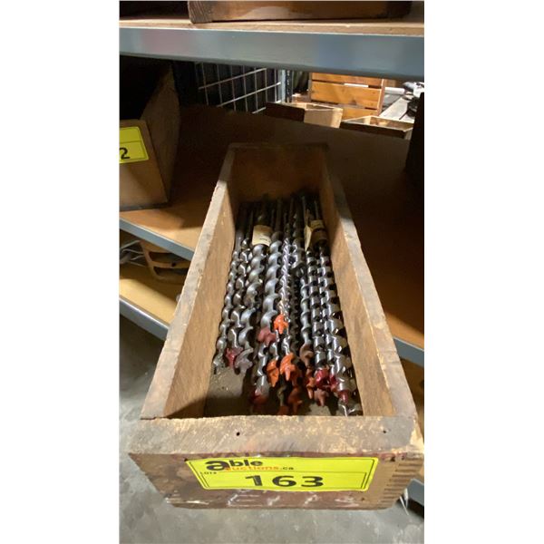 WOODEN BOX OF ASSORTED VINTAGE BRACE DRILL BITS