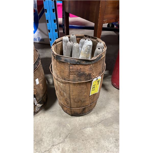 SMALL WOODEN BARREL OF VINTAGE HEAVY LINE WEIGHTS