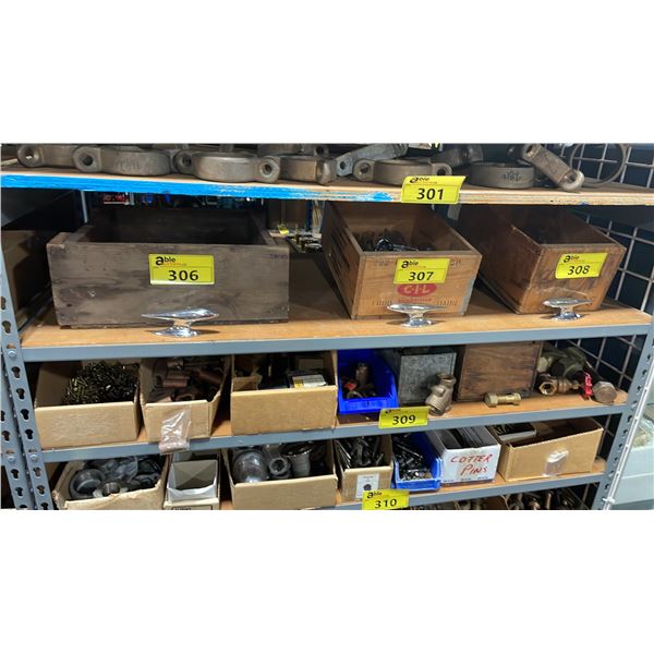 SHELF OF ASSORTED BRASS/BRONZE VINTAGE MARINE PARTS & HARDWARE