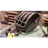 Image 3 : PAIR OF VINTAGE HEAVY DUTY MARINE TRIPLE PULLEY BLOCKS