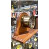 Image 3 : VINTAGE NAUTICAL "SHIPS TIME" BRASS QUARTZ SHIPS CLOCK MOUNTED ON WOODEN MANTEL BASE