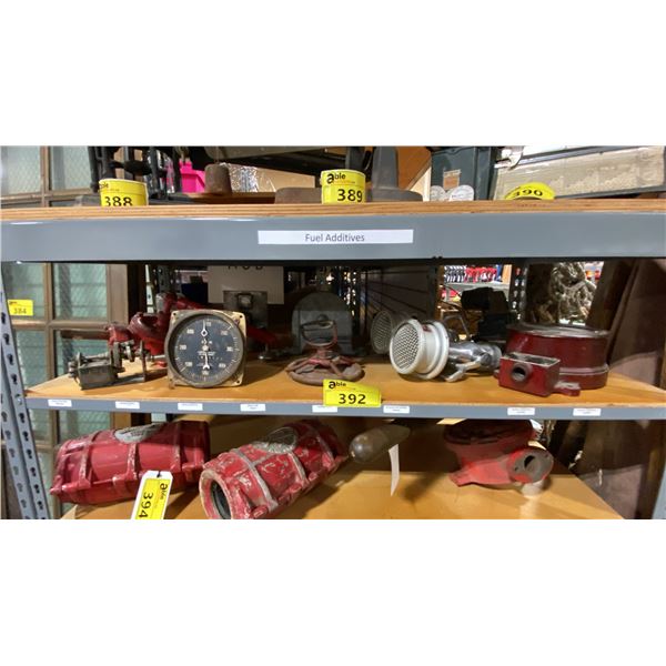 SHELF OF ASSORTED VINTAGE COLLECTABLES