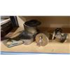 Image 2 : 3 SHELVES OF ASSORTED VINTAGE MARINE HARDWARE