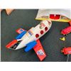 Image 9 : FISHER-PRICE LITTLE PEOPLE LOT - AIRPORT (INTERNAL REFERENCE: T)
