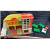 Image 1 : FISHER-PRICE LITTLE PEOPLE LOT - CAR ELEVATOR #1 (INTERNAL REFERENCE: X)