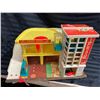 Image 7 : FISHER-PRICE LITTLE PEOPLE LOT - CAR ELEVATOR #1 (INTERNAL REFERENCE: X)