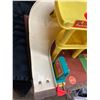Image 9 : FISHER-PRICE LITTLE PEOPLE LOT - CAR ELEVATOR #1 (INTERNAL REFERENCE: X)