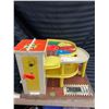 Image 7 : FISHER-PRICE LITTLE PEOPLE LOT - CAR ELEVATOR #2 (INTERNAL REFERENCE: Z)