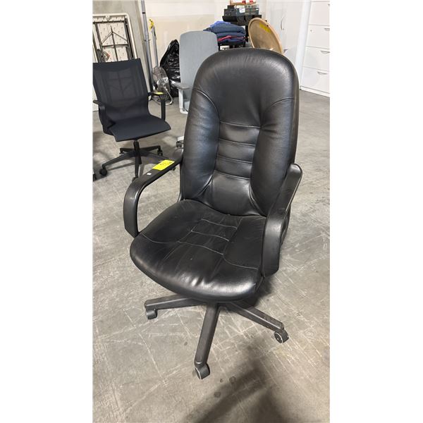 BLACK HIGH-BACK TILTER CHAIR