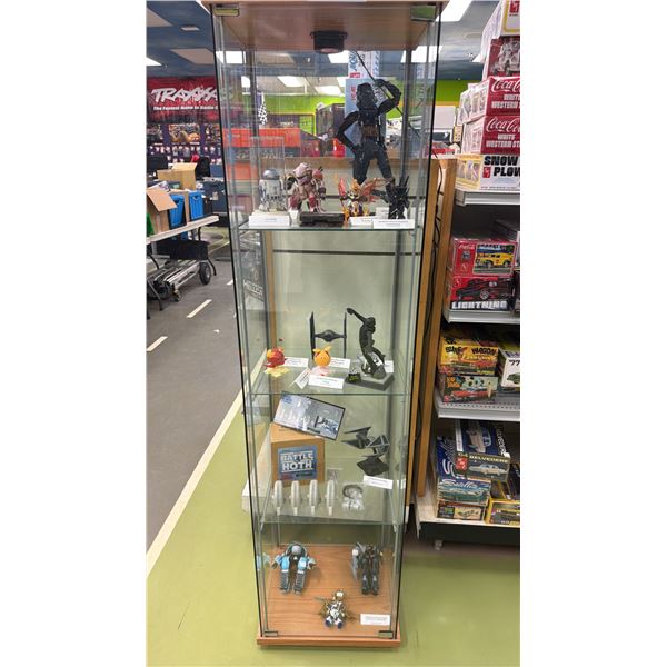 GLASS DISPLAY CASE WITH ASSORTED CONTENTS INCLUDING; STAR WARS & GUNDAM FIGURINES