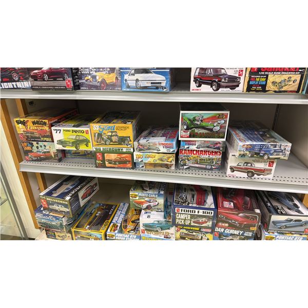 SHELF OF ASSORTED MODEL CARS INCLUDING; MPC 1953 FORD STEPSIDE PICKUP, AMI 1977 FORD PINTO, AMI 1965