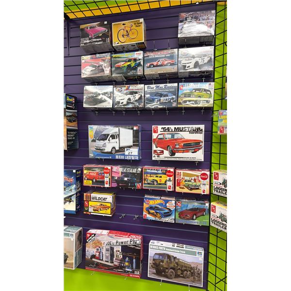ASSORTED MODEL KITS INCLUDING; AMI 1964 1/2 MUSTANG HARDTOP, AMI 2005 CADILLAC ESCALADE EXT, AMI