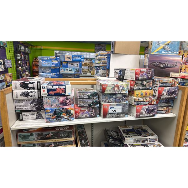 SHELF OF ASSORTED ANIME VEHICLE & FIGURINE MODEL KITS INCLUDING; BRADY FOX, WOOOM POD, ARMORED