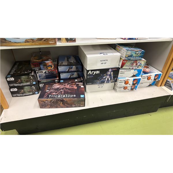 SHELF OF ASSORTED MODEL KITS INCLUDING; TRICERATOPS, STAR WARS SCOUT TROOPER & SPEEDER BIKE, STAR