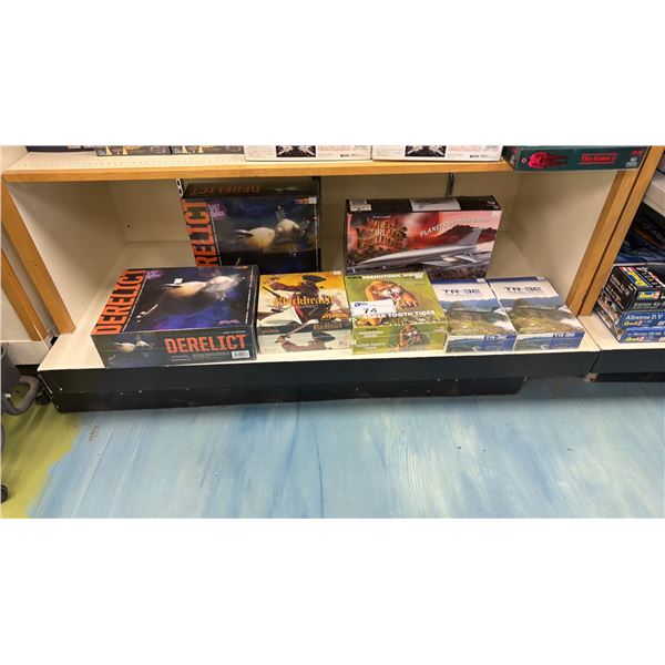 SHELF OF ASSORTED MODEL KITS INCLUDING; LOST IN SPACE DERELICT, ATLANTIS BLACKBEARD, ATLANTIS