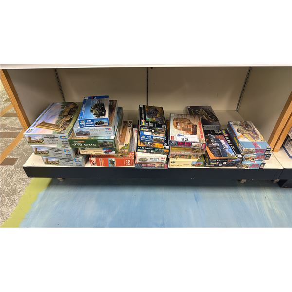 SHELF OF ASSORTED MODEL KITS INCLUDING; M10 GMC, M.2 A2 BRADLEY, SD. KFZ. 9 & MORE