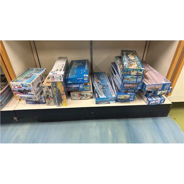 SHELF OF ASSORTED MODEL KITS INCLUDING; USS SARATOGA, ADMIRAL GRAF SPEE, GERMANY TITPITZ BATTLESHIP
