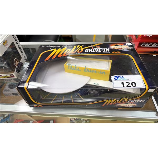 AN AMERICAN CLASSIC HO SCALE MEL'S DRIVE IN REPLICA