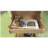 Image 5 : DISPLAY RACK WITH ASSORTED CONTENTS