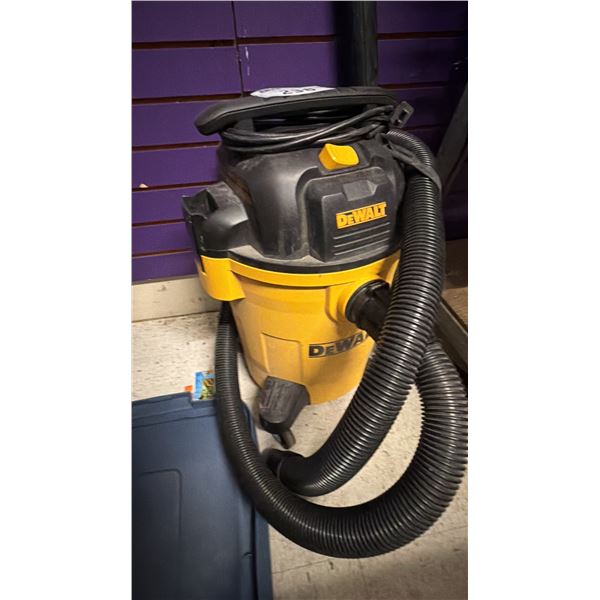 DEWALT WET/DRY VACUUM WITH HOSE & ATTACHMENT