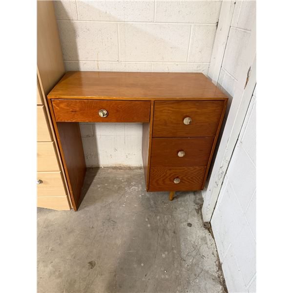 Yes, measures 31 and three-quarter inches by 16 1/4" x 29 and three-quarter inches tall