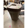 Image 1 : Rubbermaid garbage can with wheels