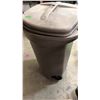Image 2 : Rubbermaid garbage can with wheels