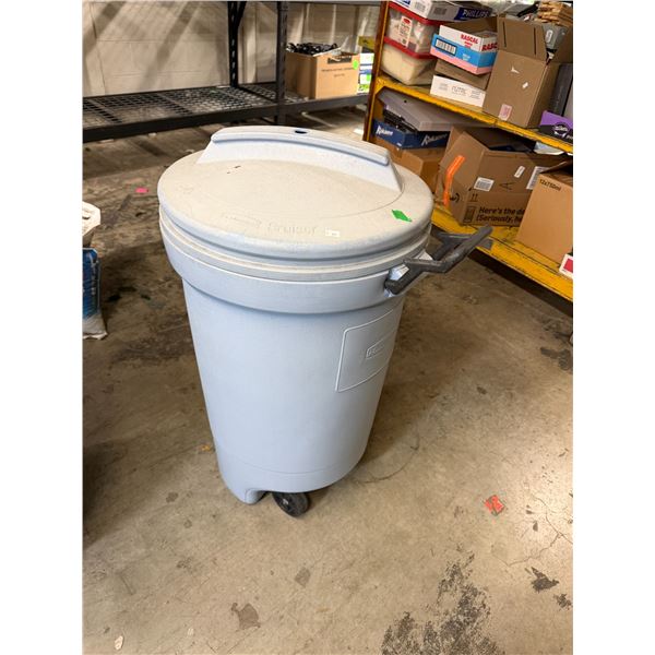 Rubbermaid garbage can
