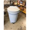 Image 1 : Rubbermaid garbage can