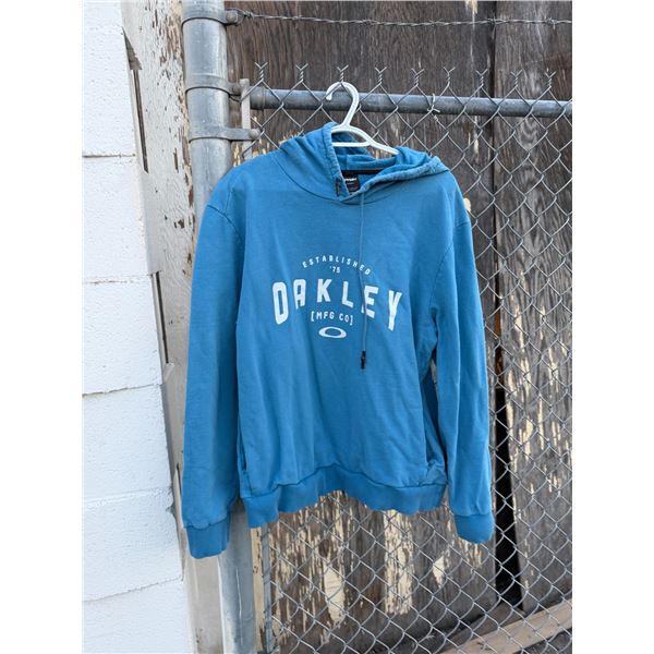 Oakley hoodie size XXL has some ware