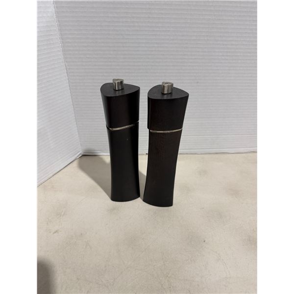 Cole and Mason salt and Pepper Mills