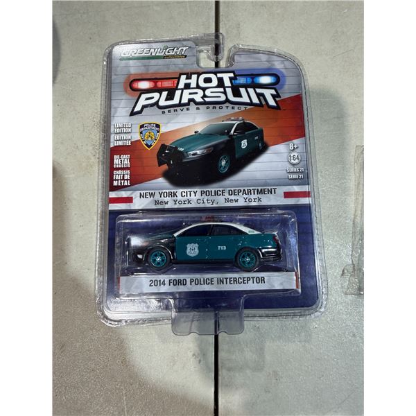 Hot pursuit Ford police interceptor, green light collectible