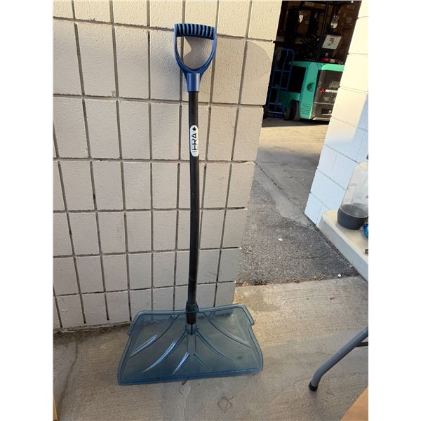 Snow shovel