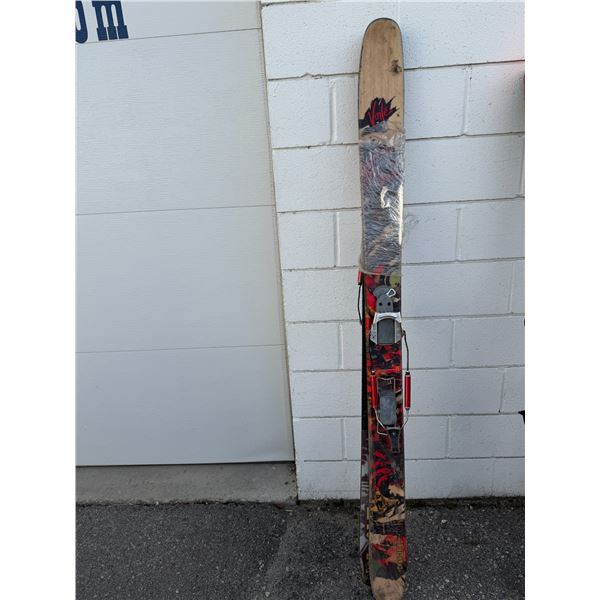 Charger  BC 181 cm skis