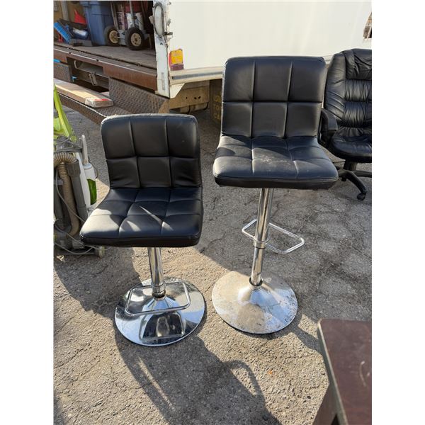 Adjustable height barstools