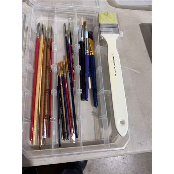 Assorted paint brushes