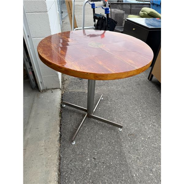 Pedestal table measure 28 inches round 27 1/2 inches tall