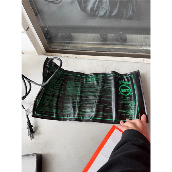 Plant heating pad
