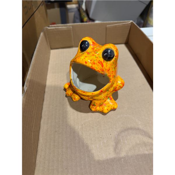 Vintage pottery, frog
