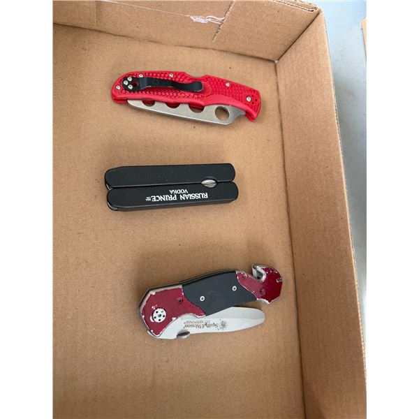Multi tool and holding knives