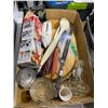 Image 1 : Assorted kitchen items